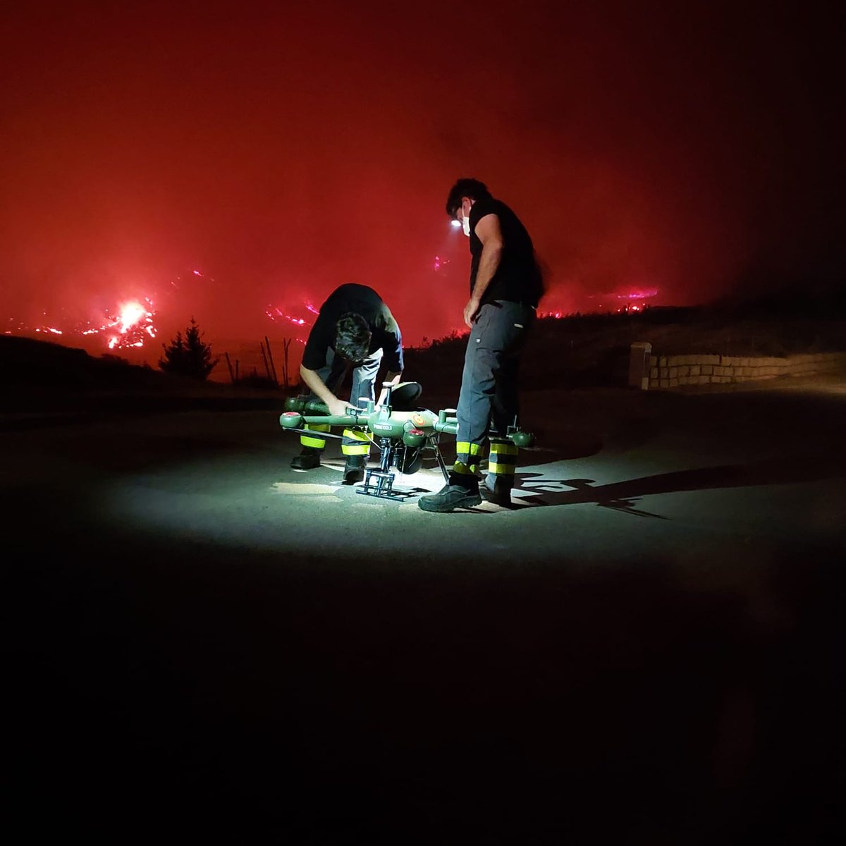Plan_INFOCA's tweet photo. DIVULGACIÓN | En la extinción de grandes incendios, se desplazan nuestros técnicos de la Unidad de Sistemas en Emergencias (#USISEM). Su trabajo, sobrevolando con drones el perímetro, da un importante apoyo al seguimiento de los puntos calientes y de la evolución de los frentes. https://t.co/RumszYIn9O