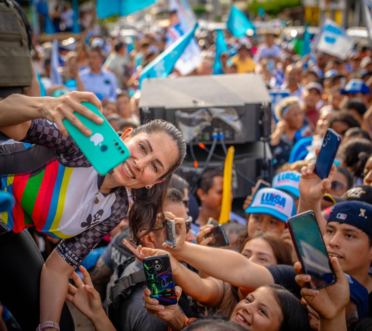LuisaGonzalezEc's tweet photo. ¡Gracias a la gente maravillosa de Quevedo, Valencia y La Maná! 🫶🏻

Por ustedes va este sueño de país, para construir un futuro con esperanza, bienestar y paz.
Hoy más que nunca, seguimos firmes en la convicción de que un país mejor es posible. ¡Juntos, vamos a hacerlo realidad! Ecuador vencerá 🇪🇨

#LuisaPresidenta
#RevivirEcuador
#CambioSeguro