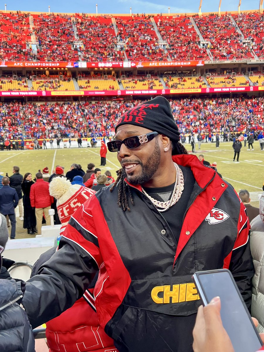 Dwayne Bowe was sitting right in front of us last night ❤️