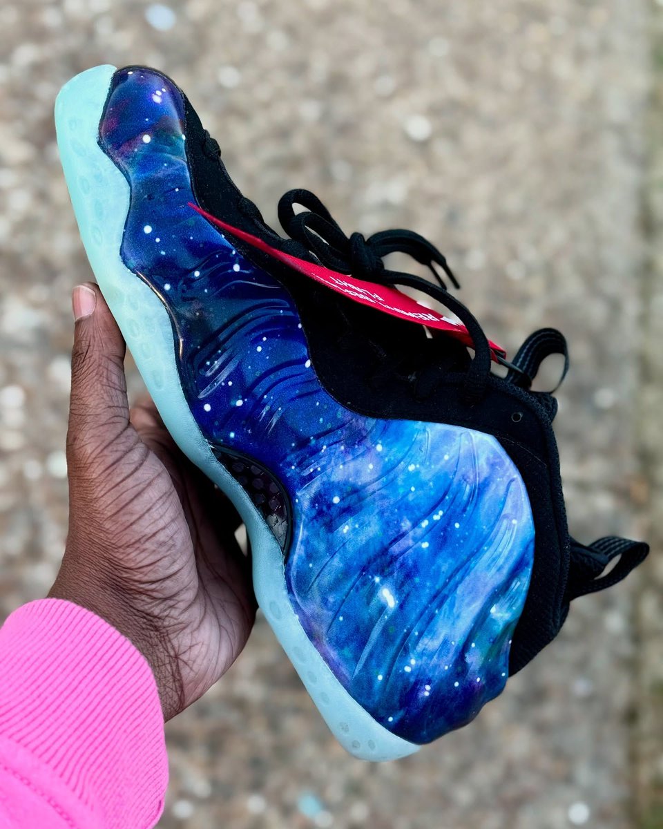 KicksFinder's tweet photo. IN HAND LOOK: Nike Air Foamposite One QS "Galaxy" 2025 🌌

🗓️ February 21st, 2025
📝 FQ4303-400 (MENS)
💰 $230 USD
📸 IG: jitthebeast
💵COP OR 🗑️DROP? https://t.co/zeTDIUr3g0