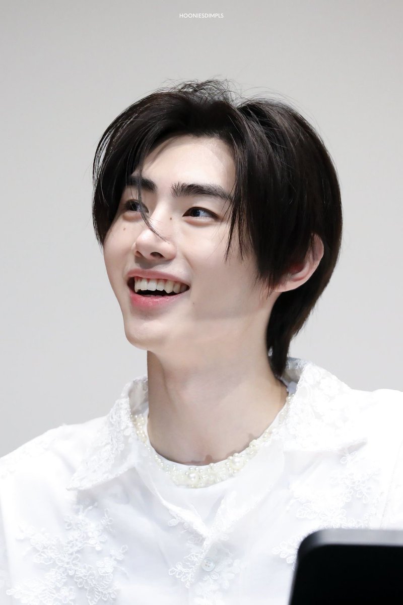 หน้าหมวย ยิ่มหวาน ขาว สวย น่ารัก ผิวดี ตัวหอม เหมาะแก่การเปนดวงใจของใครสักคนมาก 😭🤍