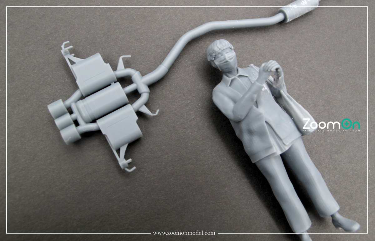 somtakapi's tweet photo. Zoomonから新しい無塗装フィギュアが発売。1/24 Old woman carrying exhaust.これ元ネタは2021年10月の香港で目撃されたHonda Civic Type R FK8のエキゾーストパイプを担いだおばちゃんが発見されて、それが拡散されて香港でネットミームになったらしい。価格はHKD108(約2150円送料別) #Zoomon https://t.co/7WDRHbFItd