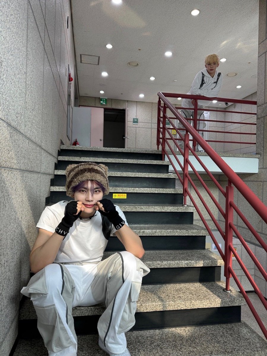 250127 🧸💬 23:58 jst / kst

“i’ll start going through the gallery”
“but this couldn’t be sent in a bunch”
“so you’ll be getting quite a bit of notificationss”
_📸 
_📸 
_📸 
_📸