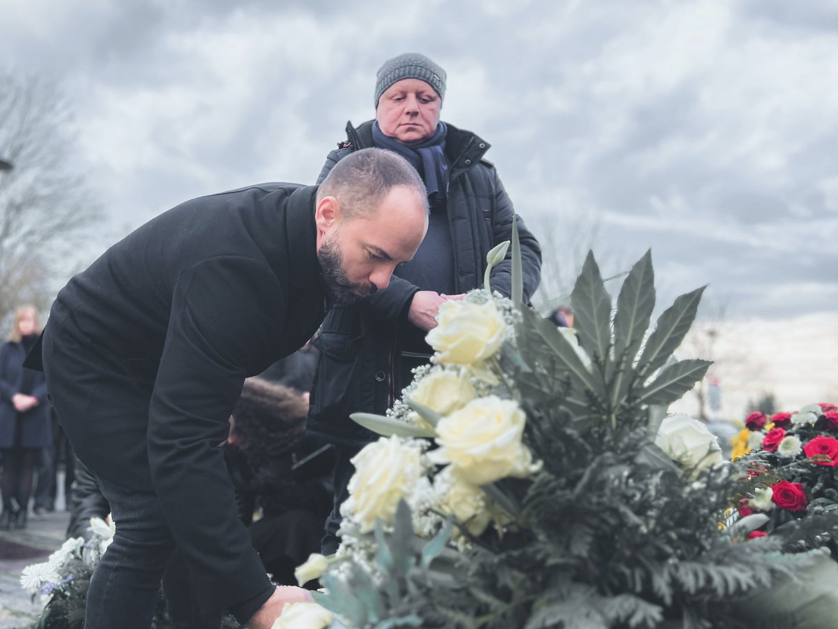 AfD_Magdeburg's tweet photo. Zum heutigen Gedenktag für die Opfer des Nationalsozialismus haben Ronny #Kumpf u. Hagen #Kohl an der Veranstaltung der Stadt am #Mahnmal „#Magda“ in #Magdeburg teilgenommen. Gemeinsam erinnerten wir daran, wohin Hass, Ausgrenzung, Kriegstreiberei u. Antisemitismus führen können. https://t.co/3nvpu628rq