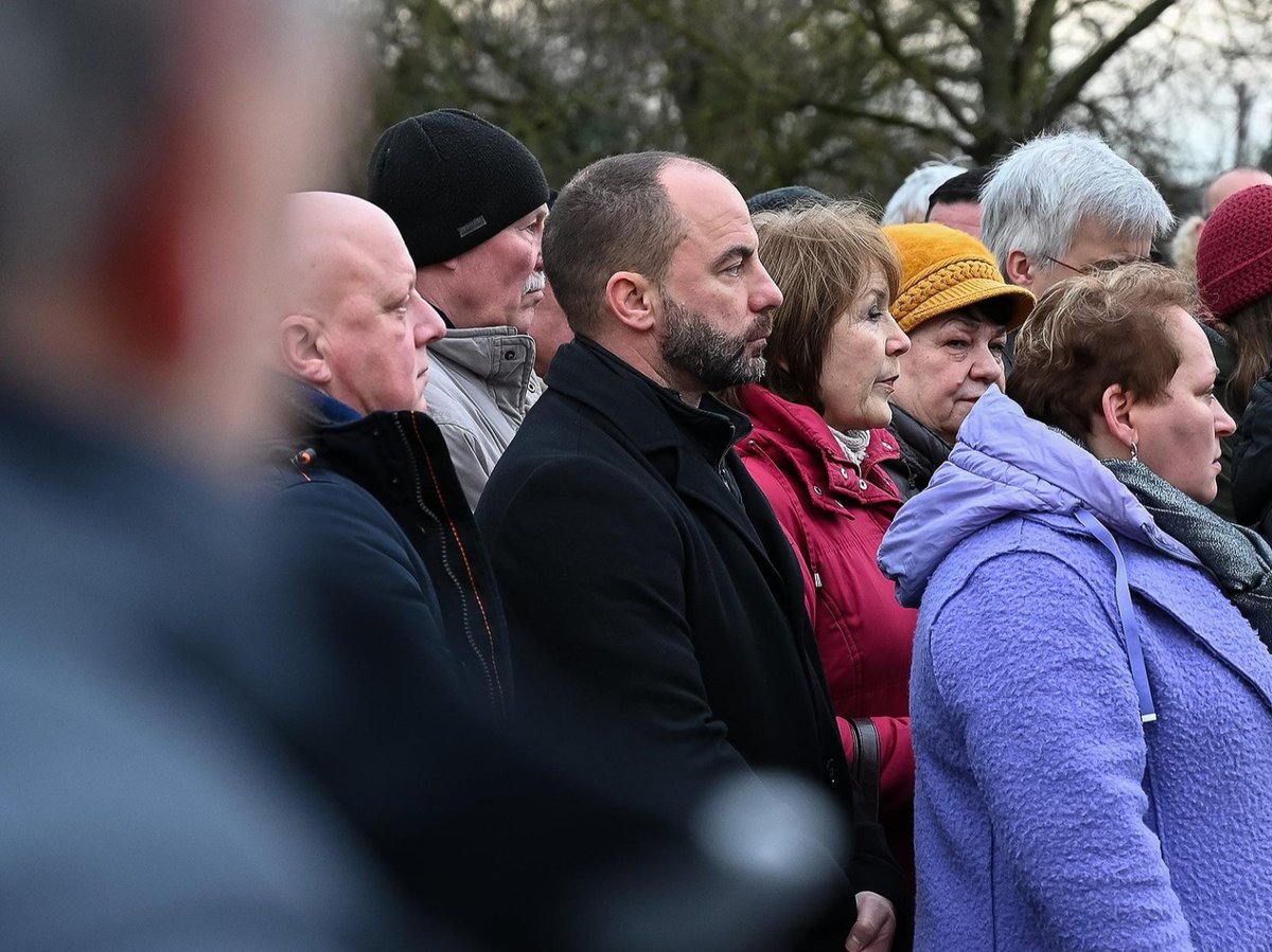 AfD_Magdeburg's tweet photo. Zum heutigen Gedenktag für die Opfer des Nationalsozialismus haben Ronny #Kumpf u. Hagen #Kohl an der Veranstaltung der Stadt am #Mahnmal „#Magda“ in #Magdeburg teilgenommen. Gemeinsam erinnerten wir daran, wohin Hass, Ausgrenzung, Kriegstreiberei u. Antisemitismus führen können. https://t.co/3nvpu628rq