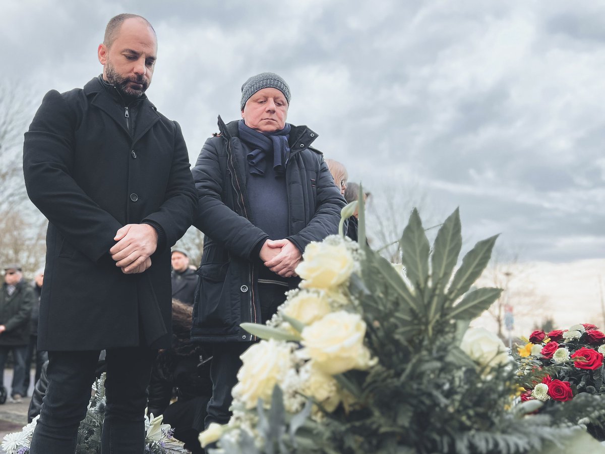 AfD_Magdeburg's tweet photo. Zum heutigen Gedenktag für die Opfer des Nationalsozialismus haben Ronny #Kumpf u. Hagen #Kohl an der Veranstaltung der Stadt am #Mahnmal „#Magda“ in #Magdeburg teilgenommen. Gemeinsam erinnerten wir daran, wohin Hass, Ausgrenzung, Kriegstreiberei u. Antisemitismus führen können. https://t.co/3nvpu628rq