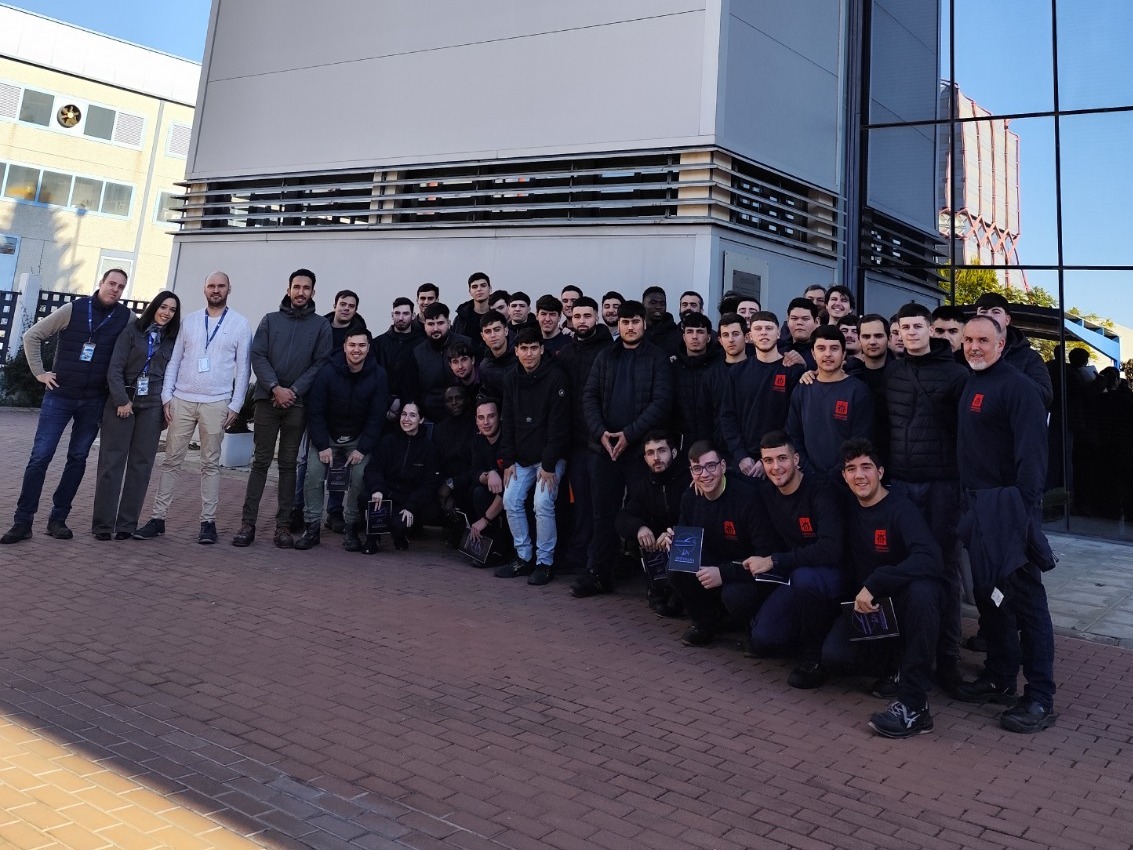 SalesianosSTRD's tweet photo. 🔵FP | Nuestros alumnos de 2º de GM y GS de Mecanizado han visitado las instalaciones de @Inespasa_ , en las que han podido ver un entorno productivo de última generación ⚙️🦾. Gracias a Juan Romero, Lucía Moreno, Andrés Campanario y Alonso Pavón por su acogida y explicaciones https://t.co/SDKCNdnogm