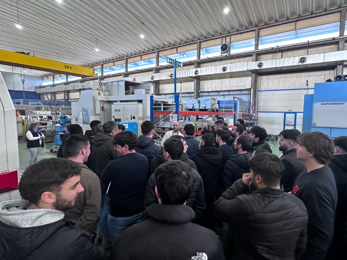 SalesianosSTRD's tweet photo. 🔵FP | Nuestros alumnos de 2º de GM y GS de Mecanizado han visitado las instalaciones de @Inespasa_ , en las que han podido ver un entorno productivo de última generación ⚙️🦾. Gracias a Juan Romero, Lucía Moreno, Andrés Campanario y Alonso Pavón por su acogida y explicaciones https://t.co/SDKCNdnogm