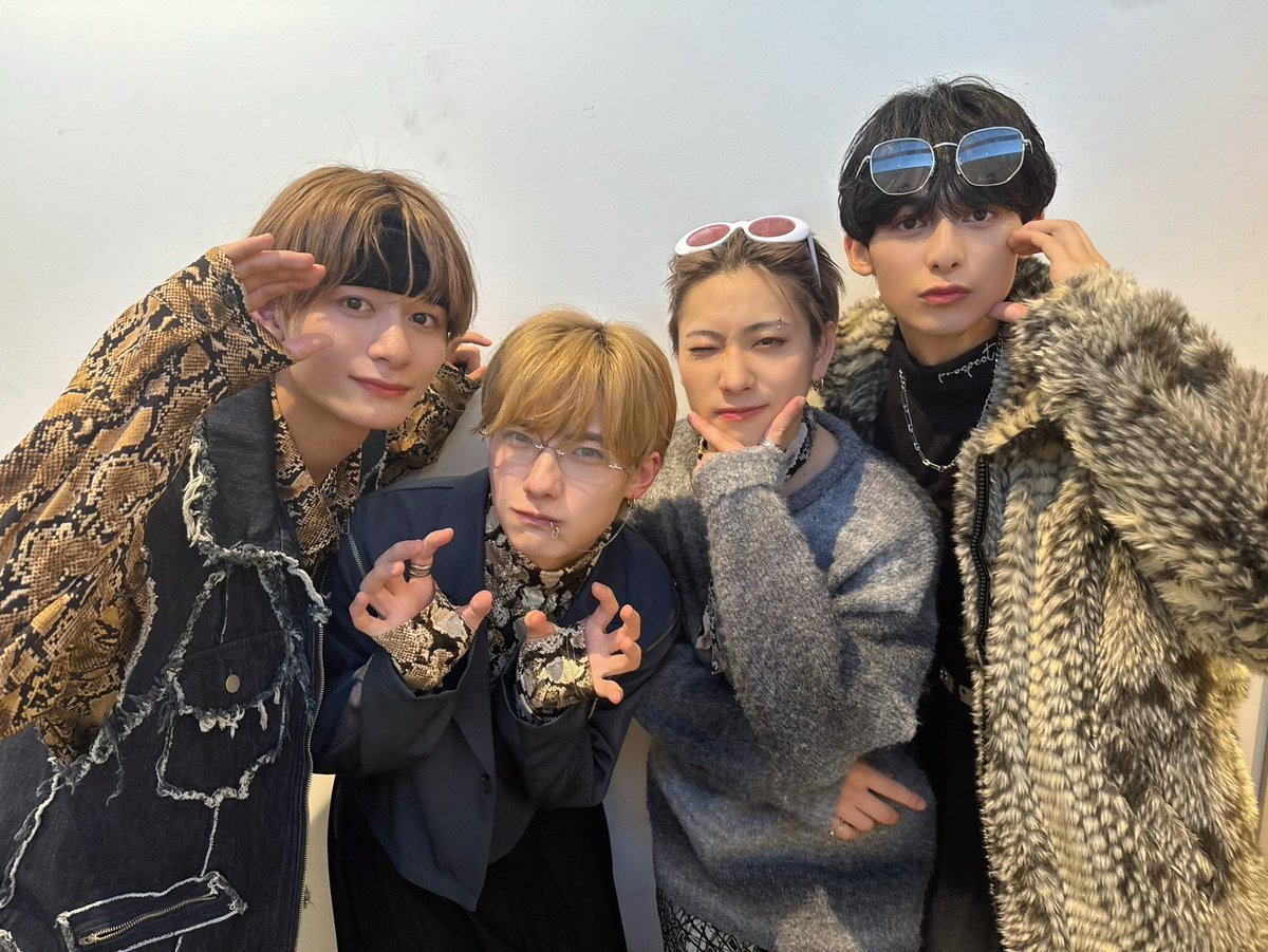 hana__gon's tweet photo. 🎍🧧…⊹.˚  

✍🏻𖤐お仕事記録

𝑊𝐴𝐼𝑊𝐴𝐼 𝐿𝐼𝑉𝐸 𝟸𝟶𝟸𝟻 ~𝑁𝑒𝑤 𝑌𝑒𝑎𝑟 𝐸𝑑𝑖𝑡𝑖𝑜𝑛~
《わいわい紅白歌合戦》

⚪︎年男ステージ：蛇モチーフ衣装🐍
アクセサリースタイリング💍

ランウェイステージ仕様に
メガネやリップピアス、アクセサリーで
男らしさをアップデートしました🤳🏻 https://t.co/9AZSoAHFap