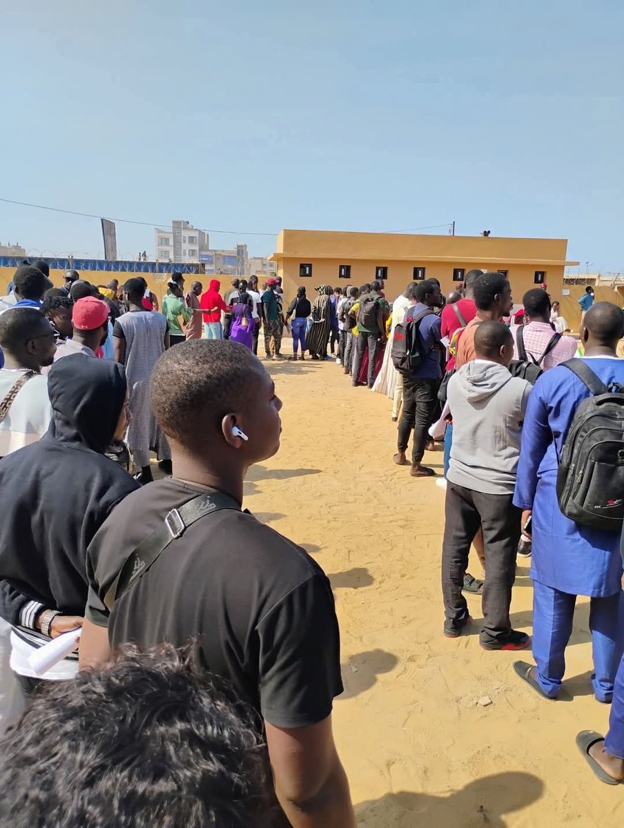 L'esclavage ss une nouvelle forme 😡
J'ai honte quand je vois ce gouvernement  Diomaye-Sonko organiser nos milliers de jeunes à se bousculer pour aller cueillir des fruits en Espagne alors qu'il ya des millions d'ha de terres au Sénégal.

#Servitude #volontaire #esclavagemoderne