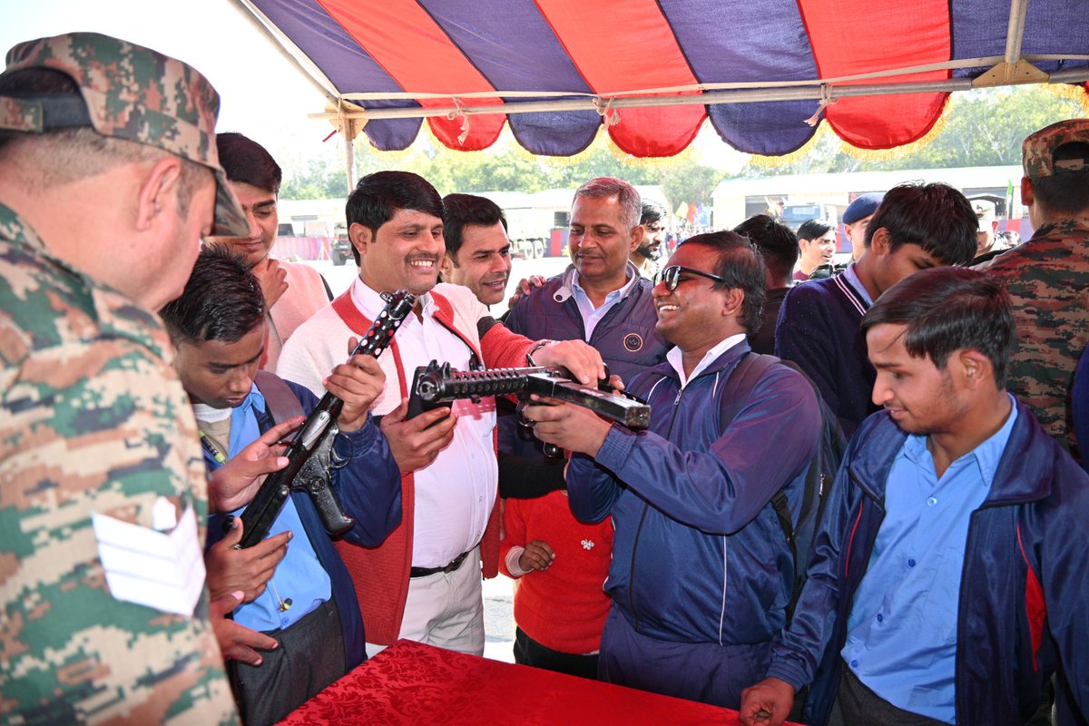 westerncomd_IA's tweet photo. #WeCare
#IndianArmyNationBuilding
“Bringing military to life through sound and touch”
On eve of #RepublicDay2025 #DeepStrikersDivision organised a sound and touch tour of #IndianArmy equipment at New Delhi for 300 #VisuallyChallenged youth to give them an
#InclusiveExperience.
#BeyondSight
#KhargaCorps
@adgpi
@prodefencechan1
