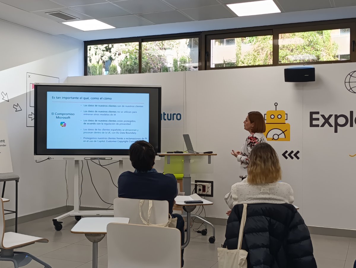 MsLeticiaGil's tweet photo. La importancia de la protección de datos con @MariaComin1 @educaINTEF @CodeWeekEU @MicrosoftEDU #EncuentroCodeWeek https://t.co/9RxCE6aXwA