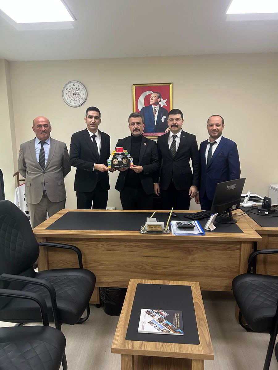 Kırklareli Gençlik ve Spor İl Müdürlüğü' nde Okul Sporları Şube Müdürü Sayın Umut ŞENOL'u makamında ziyaret ettik. Müdürümüze ilgi ve alakalarından dolayı teşekkür ederiz. 
<a href="/TurkavGenMrk/">TÜRKAV</a>
<a href="/EbubekirSKrkmz/">Ebubekir KORKMAZ MHP</a>