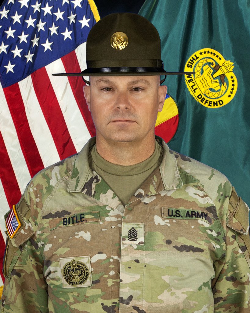 georgenews's tweet photo. I'm pretty sure @PeteHegseth, our new @DeptofDefense Secretary, would like to discuss this with Command Sergeant Major Joshua R. Bitle (Commandant, U.S. Army Drill Sergeant Academy).  

U.S. Army Drill Sergeant Academy
Phone: (803) 751-6011 at @fortjackson