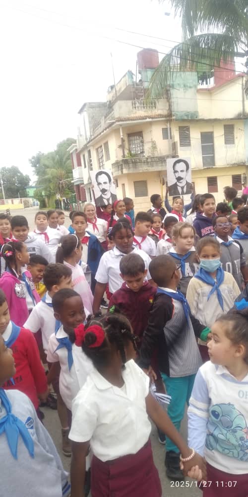 Conmovedor homenaje a José Martí realizado en los consejos populares del Cerro. <a href="/DirectEducaHab/">Karenia Marrero Arrechea</a> <a href="/DrialisFajardo/">Drialis Fajardo Girón</a> <a href="/educacion_el/">Cerro Dirección General de Educación</a> <a href="/OsoriaLautin/">Kirenia Osoria Lautin</a>
