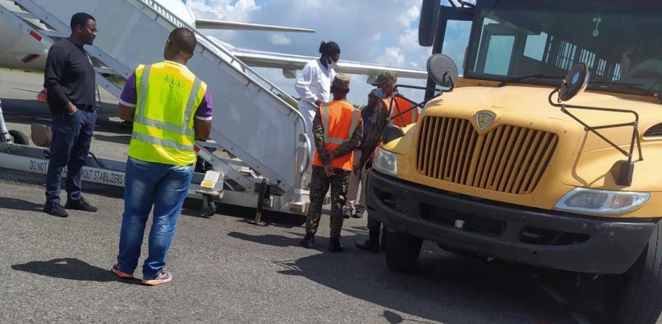 anbamapouH's tweet photo. République Dominicaine : 86 ressortissants dominicains expulsés des États-Unis viennent d'arriver dans leur pays. Parmi eux, des personnes interceptées lors du passage par le Mexique. #Actualité 
Photo: @ListinDiario https://t.co/Sod8YXYySb