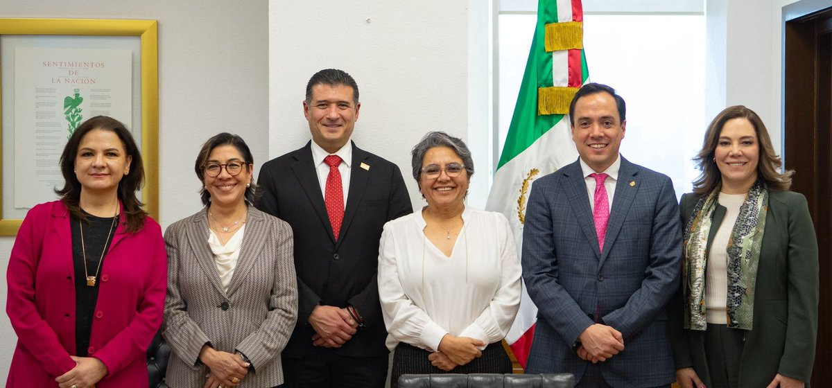 JosefinaRomanV's tweet photo. 📌Esta mañana el Comisionado Pdte. @AdrianAlcala75, las Comisionadas @bl_ibarra, @JulietDelrio y una servidora nos reunimos con la Sria. Raquel Buenrostro, de @BuenGobierno_mx, sostuvimos una reunión respetuosa para comenzar con los trabajos de transición de funciones. https://t.co/gHA5NpFLVt
