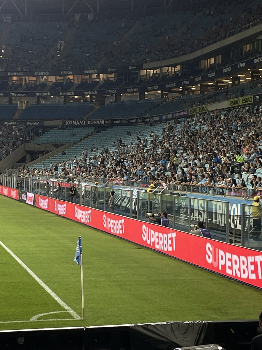 garske__'s tweet photo. Antigamente até a coca mudava de cor pra não ter vermelho no estádio do grêmio https://t.co/8enJSgSpGY