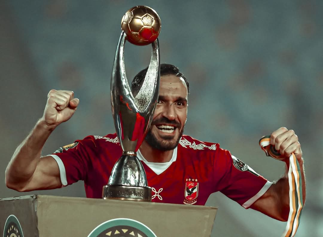 AliAs616's tweet photo. بعد هذه المواسم التي ظل يحمل بها الاهلي علي عاتقه والنجاحات والإستماته التي قدمها في الأوقات الصعبة يكلل مجهوده بعدم قيده مع الفريق لمدة أشهر ويتم الآن الإعلان عن رحيله من الاهلي رسميا هذه هو المجهود الذي يذكر وينكر من قبل الإدارة الأسوء في اخر فترة ويتم دفع الأموال الطائله https://t.co/NGuQRrgGTv