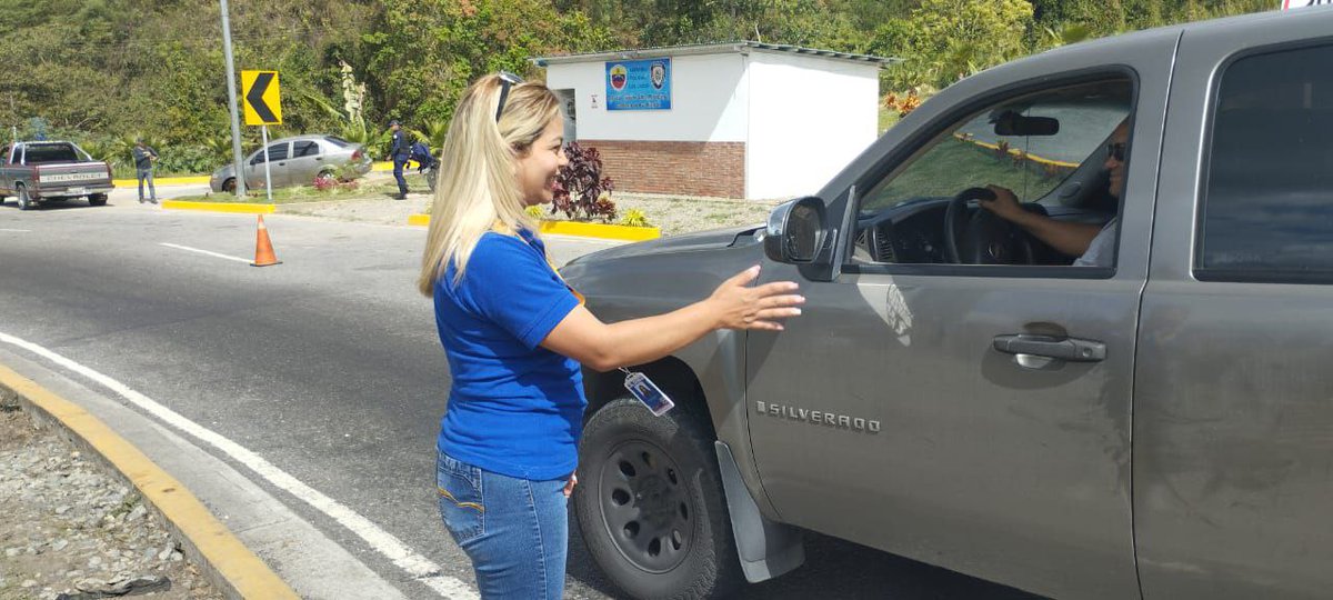 INTTORLosTeques's tweet photo. El #INTTLosTeques desplegados en la Redoma Los Lagos, municipio Guaicaipuro, orientan a conductores a usar el cinturón de seguridad y en el caso de los motorizados el uso del casco de seguridad integral 

#SeguridadVial https://t.co/d1UBgjla1x