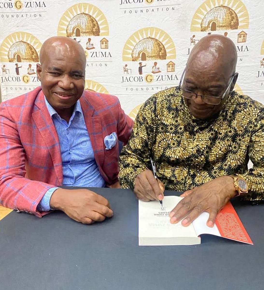 Tnngcobo's tweet image. #Zuma #Mhlanganyelwa 

Desperation will cause them to even use the most heinous Walus to try separate you from us