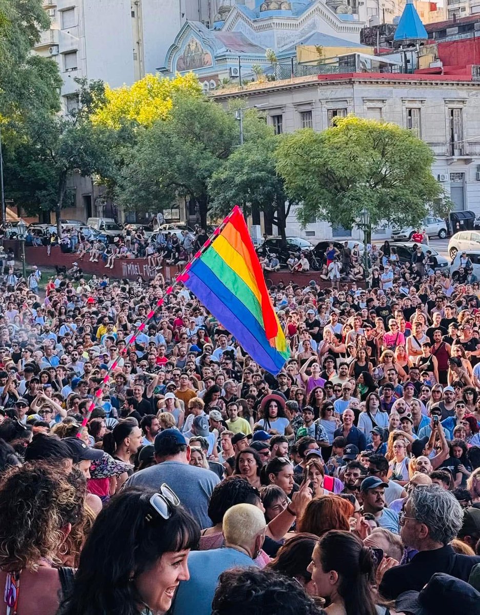 DanannOficial's tweet photo. ¿Alguien sabe de qué país es esta bandera cuyo pueblo parece estar conformado únicamente por gordas y trolos? https://t.co/tVESZVZWnH
