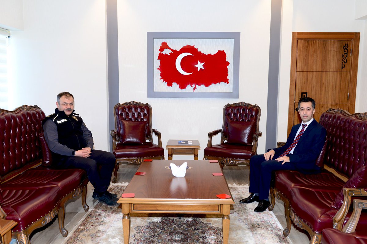 Bingöl 2.Ağır Ceza Mahkemesi Başkanı Sayın Osman ERDOĞU, İl Emniyet Müdürümüz Sayın Beyti KALAYCI'yı makamında ziyaret etti.

Sayın misafirimize nazik ziyaretleri için teşekkür ederiz.