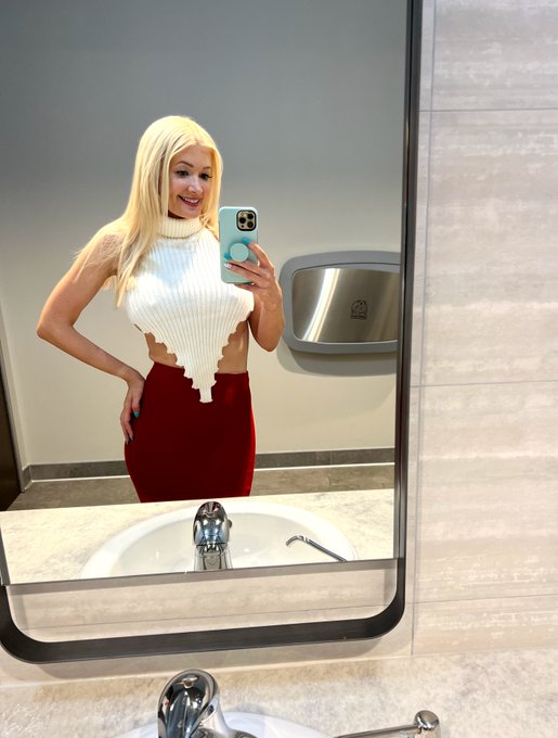 Do you think I fit into the corporate milf category? Be honest https://t.co/gGjvTjfqUx