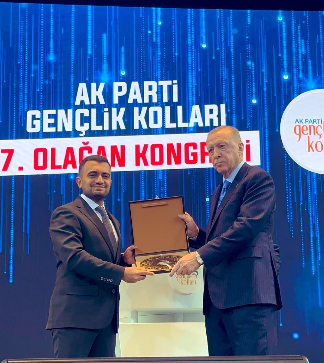 18 yaşında adım attığım AK Gençlik Okulu’na, yaş haddinden dolayı bugün veda ettik. Bu süre zarfında sayısız dostluklar kurduk, güzel tecrübeler edinip ve unutulmaz anılar biriktirdik.

Bize olan güven ve desteklerini her zaman biz gençlere hissettiren Cumhurbaşkanımız, Genel