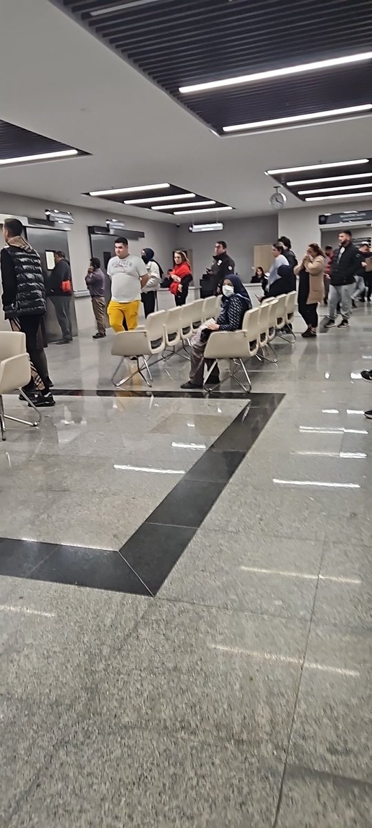 Antalya Şehir hastanesi acilinde hastalar ilk geldiklerinde böyle mal gibi sırada bekliyorlar numaratör koymaktan aciz kalmışlar. Burası acil ama neye göre acil belli değil mümkünse tercih etmeyin...
<a href="/tcbestepe/">T.C. Cumhurbaşkanlığı</a> 
<a href="/RTErdogan/">Recep Tayyip Erdoğan</a> 
<a href="/saglikbakanligi/">T.C. Sağlık Bakanlığı</a>