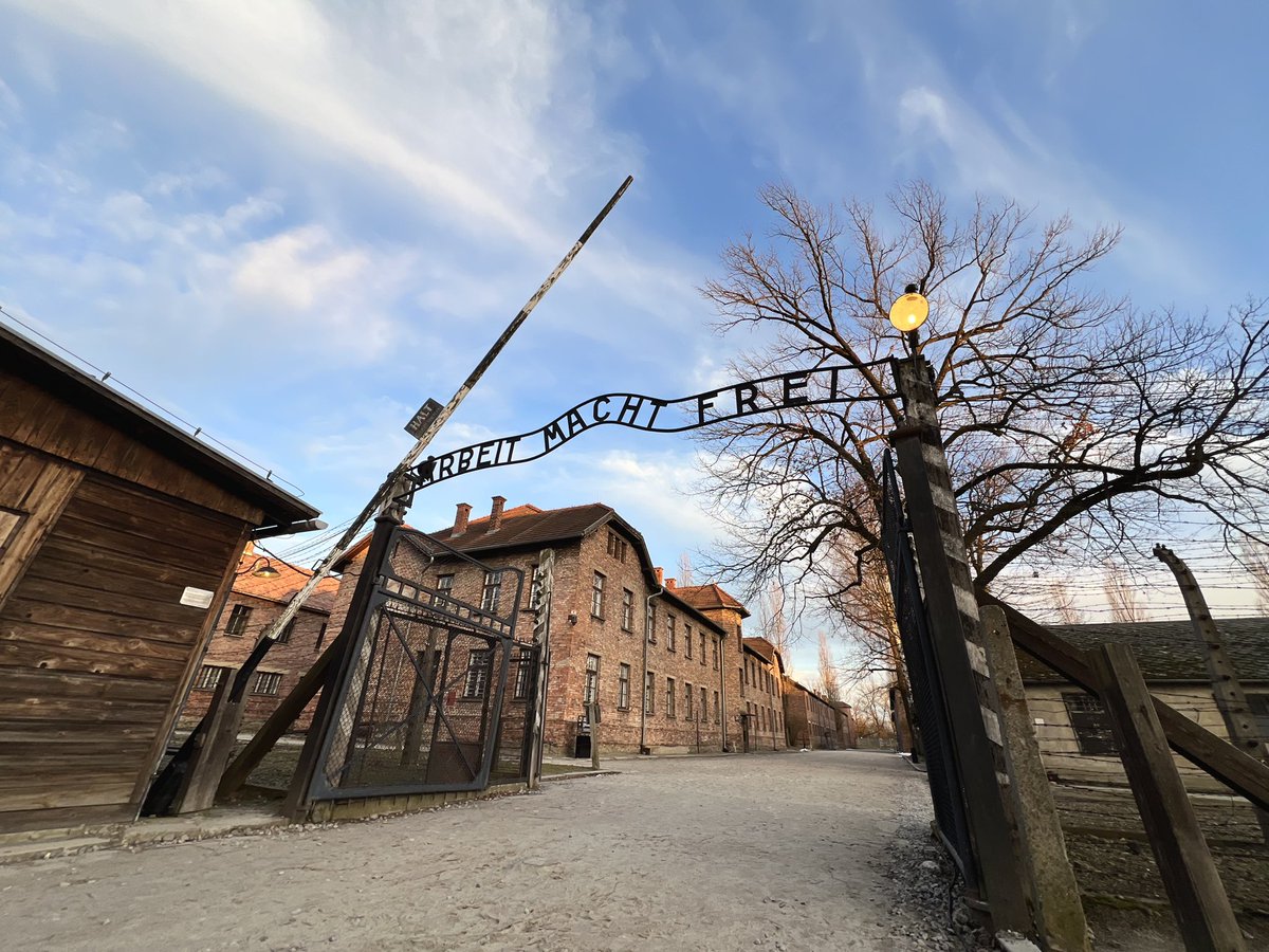 À Auschwitz il y a 80 ans, l’humanité déchirait le voile des ténèbres, révélant l’ampleur de la barbarie nazie.

« Même la nuit la plus sombre prendra fin et le soleil se lèvera » disait Victor Hugo. La mémoire est notre lumière, notre rempart face à la haine.

N’oublions jamais.