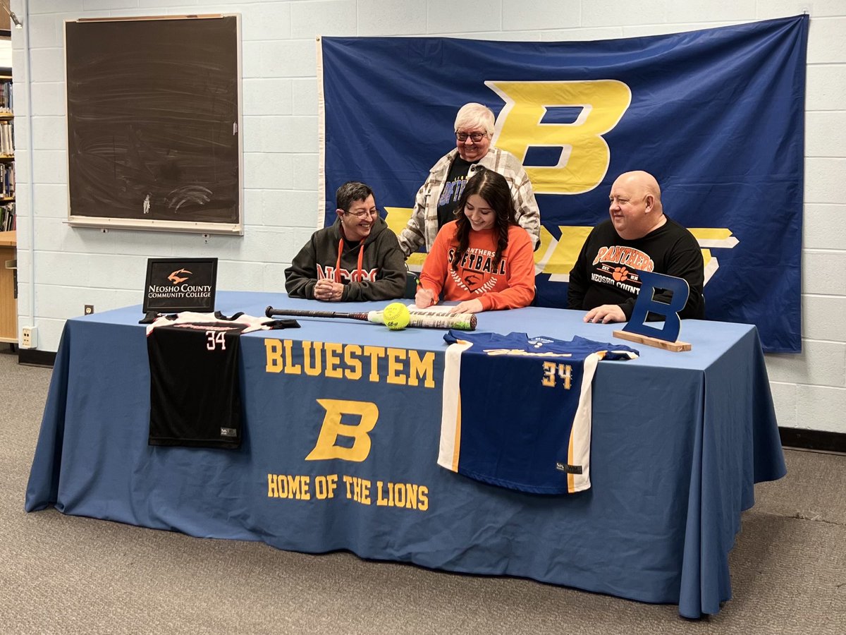 Pilar Cox (@pilar_cox34) on Twitter photo Signed today to Neosho Country Community College!! So excited for the next step! <a href="/GoNeoshoSoftbal/">Neosho Softball</a> Signed today to Neosho Country Community College!! So excited for the next step! <a href="/GoNeoshoSoftbal/">Neosho Softball</a>