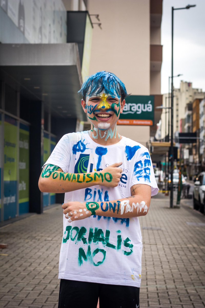 whoisjunfa's tweet photo. um fotógrafo me viu na rua pós me pintar todo e esse foi o resultado: eu to muito bixo unipampa!!!!!!! https://t.co/RtaaQnVIan