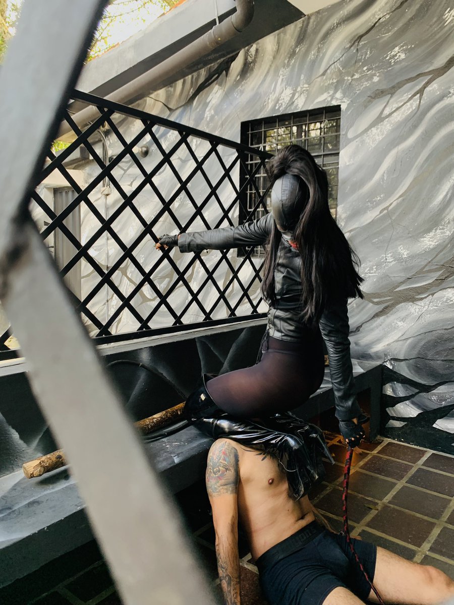 BloodyKari81568's tweet image. Captured and punished ☑️

clips4sale.com/studio/42267/3…