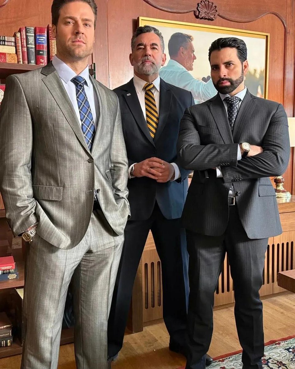 Buenas Tardes ☺️ Para toda la familia y Fans del dios del Olimpo ⚡ <a href="/jorgelosaactor/">Jorge Losa</a> ⭐ Les regalo esta foto de puro galán de telenovelas  @eduardosantamarinamx ☺️ y el Papacito se <a href="/AlanSlim/">Alan Slim</a> 🐻  durante las grabaciones de #JuegosDeAmorYPoder 🎬 @juegosdeamorypoder ✨️