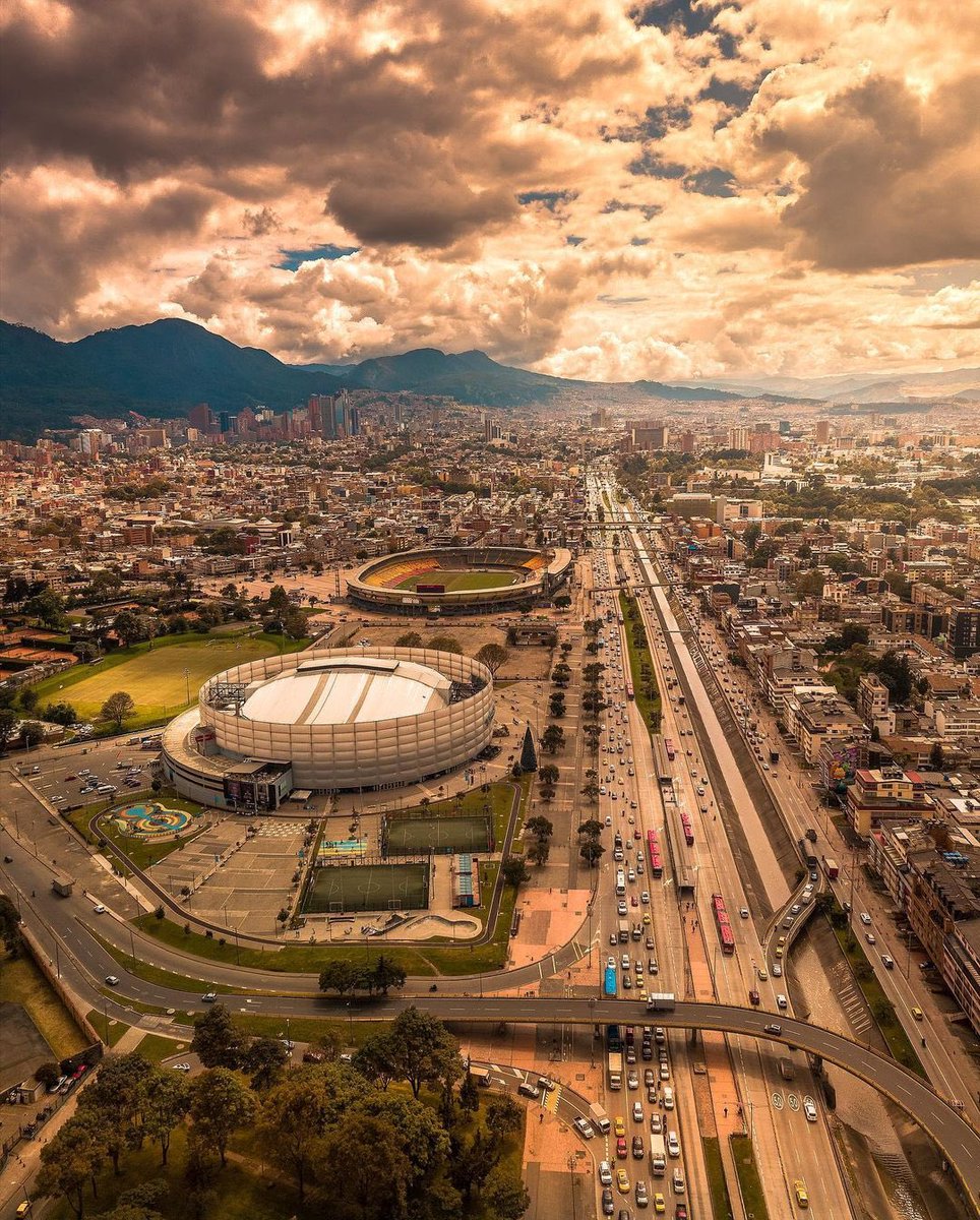 ¡Desde las alturas, Bogotá revela su grandeza! En esta foto de <a href="/vimarovi/">VicK </a> podemos ver avenida Carrera 30, conectando dos íconos de la ciudad: el  estadio El Campín, donde late la pasión del fútbol, y el Movistar Arena, hogar de grandes espectáculos.

visitbogota.co
