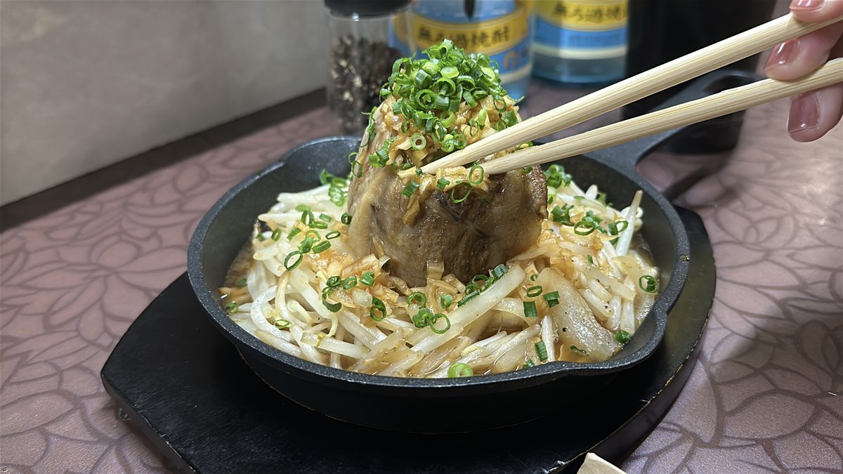 kbc_koyukittai's tweet photo. 今回はTikTokでバズったあの大将がいるお店、那珂川市の「お食事処なごみ」。実は２度目のお邪魔だったんですが、その間にTikTokで大将が人気になり、お店も繁盛してました！人気の「巨肉」をいただきました！来週月曜日までにリポストするだけで今回は薩摩酒造の「芋屋波平」が当たるかも！＃懸賞 https://t.co/L1SWisWEGL