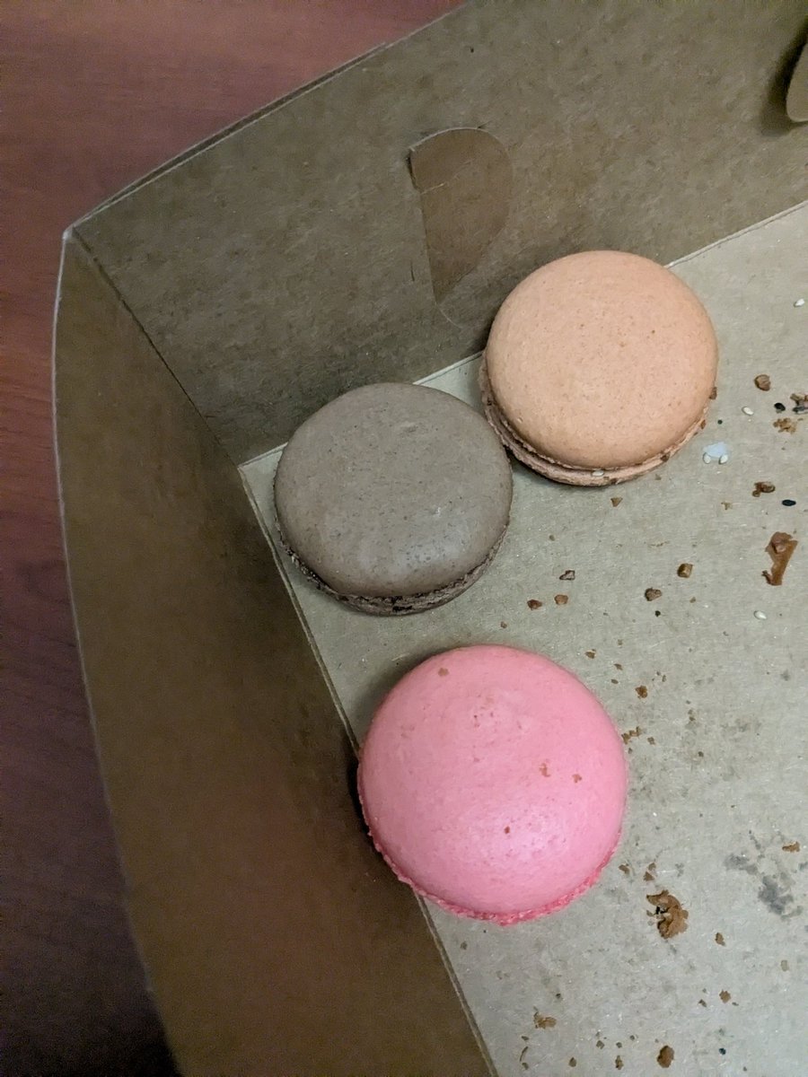 Jim_Brumbabe1's tweet photo. When someone brings treats to work but it's just these shitty pretty patties 😠 https://t.co/Eth83MGtmU