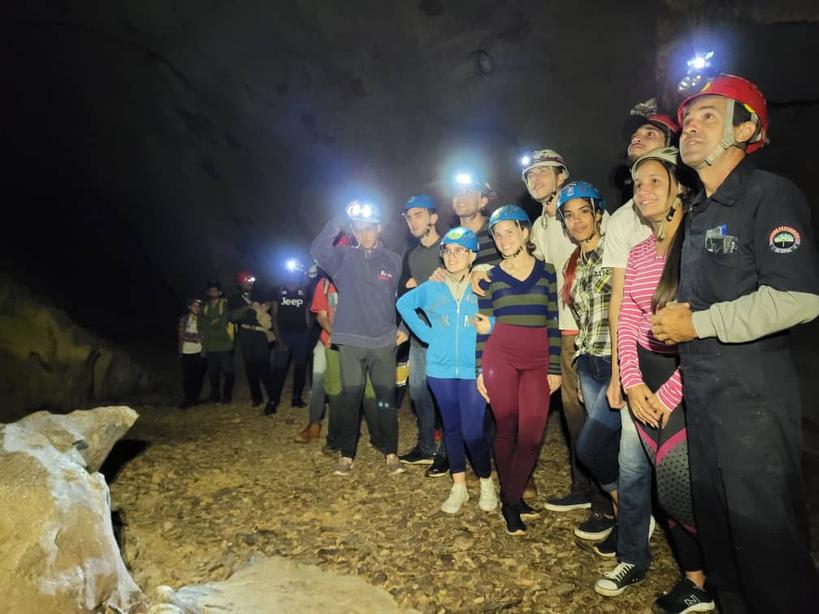 andar con alegría y conciencia en la vanguardia es la máxima de la #FeuUpr ✊🏻💚🏕️🧗🏻

En homenaje a Martí, en ocasión de su natalicio, estudiantes de la #UPR junto al  Grupo de Espeleología GEDA de Pinar del Río llegaron esta vez a la caverar de Santo Tomás, en Viñales.
#Cuba