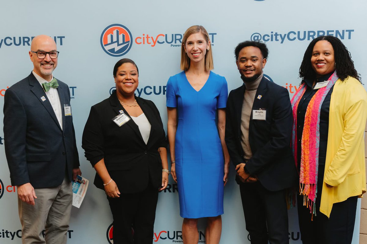 LeadershipMphs's tweet photo. We had a great time at @cityCURRENT this past Friday. We love being in the room with other Changemakers who #powerthegood in Memphis. We had a great time learning leadership tips from @livegreatly_co and seeing our friends at the spotlighted nonprofit @artsmemphis . https://t.co/xejxUn9DmJ