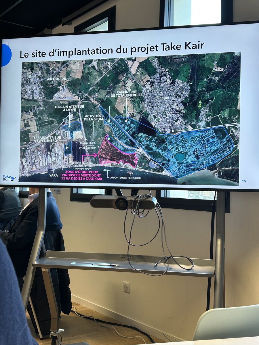 Réunion des acteurs économiques et académiques ce matin à <a href="/CCINantes/">CCI Nantes St Nazaire</a> à St Nazaire autour du projet Take Kair de création de la 1ere usine en France de production de e-carburant pour l’aviation. Un projet de territoire autour de la décarbonation du @nantesport #emplois #industrie