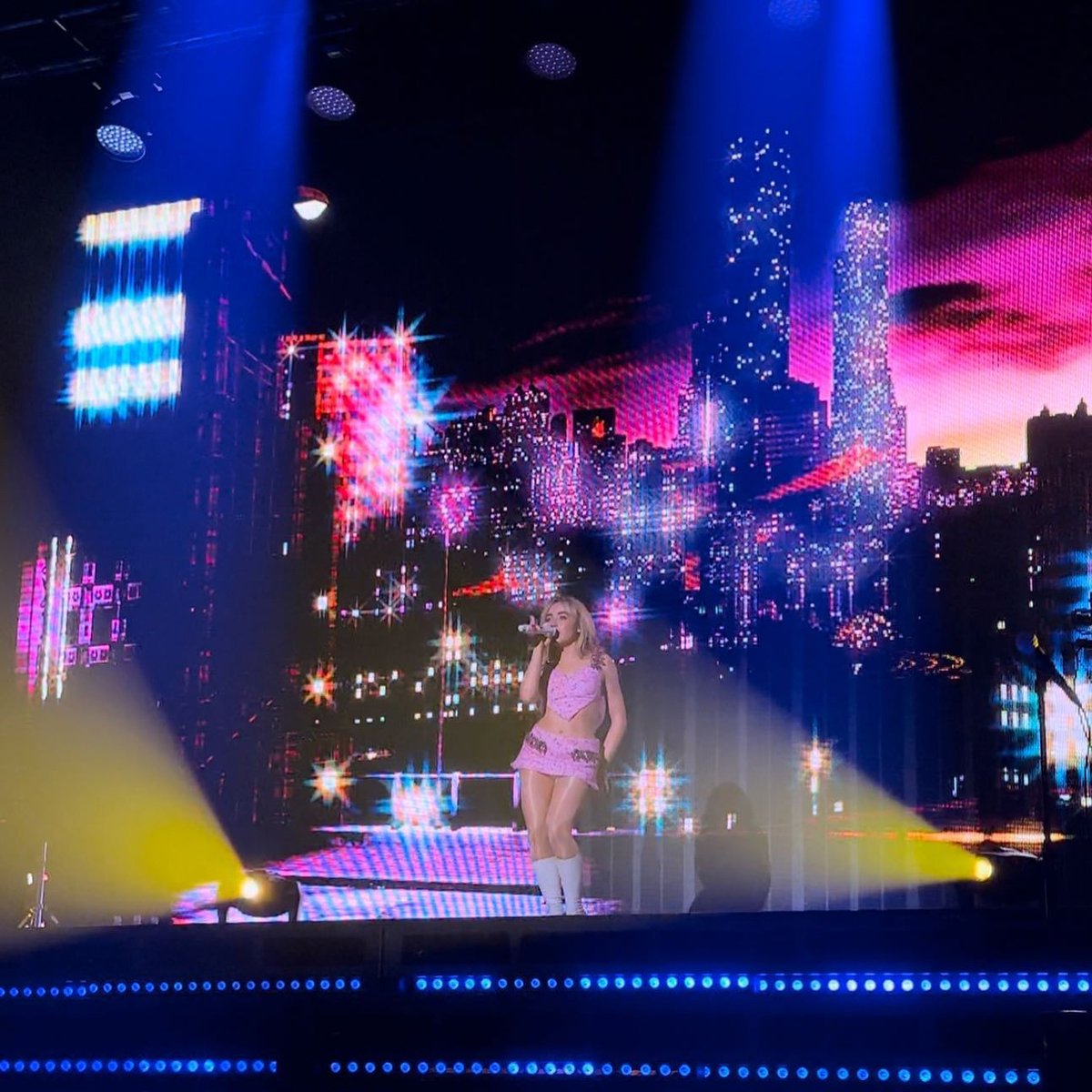 PopCultureRP's tweet photo. © 𝗣𝗼𝗽 𝗖𝘂𝗹𝘁𝘂𝗿𝗲 (#PopCultureRP)
Entertaiment › #EICSxTourRP › 𝗠𝘂𝘀𝗶𝗰!

News! 🗞️ ･ Read the 𝖺͟𝗋͟𝗍͟𝗂͟𝖼͟𝗅͟𝖾: More of 𝗡𝘆𝗿𝗮 𝗦𝗲𝘃𝗮𝘀𝘁𝘆𝗮𝗻 (@luxenscripts) on stage during her concert last night. https://t.co/9MDssY1HZ3