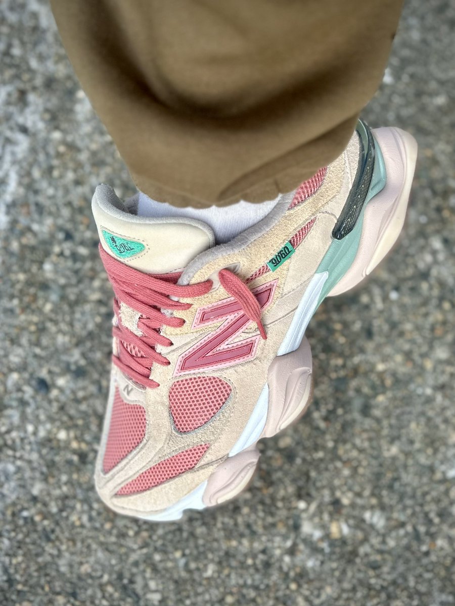 the_t_eacher's tweet photo. While I anxiously wait for @JoeFreshgoods new 992 we’re running it back with 2022s gem…. 1¢🍪🩷  #betaught #kotd #mykicks #wearyourkicks #yoursneakersaredope #newbalance #jfg #insidevoices @newbalance https://t.co/0Mnwt3IHMv