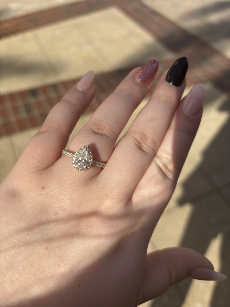 suwushi_'s tweet photo. So I may or may not have said yes.. 💍 @ForsakeyDreamy https://t.co/5lzpYvr5Si