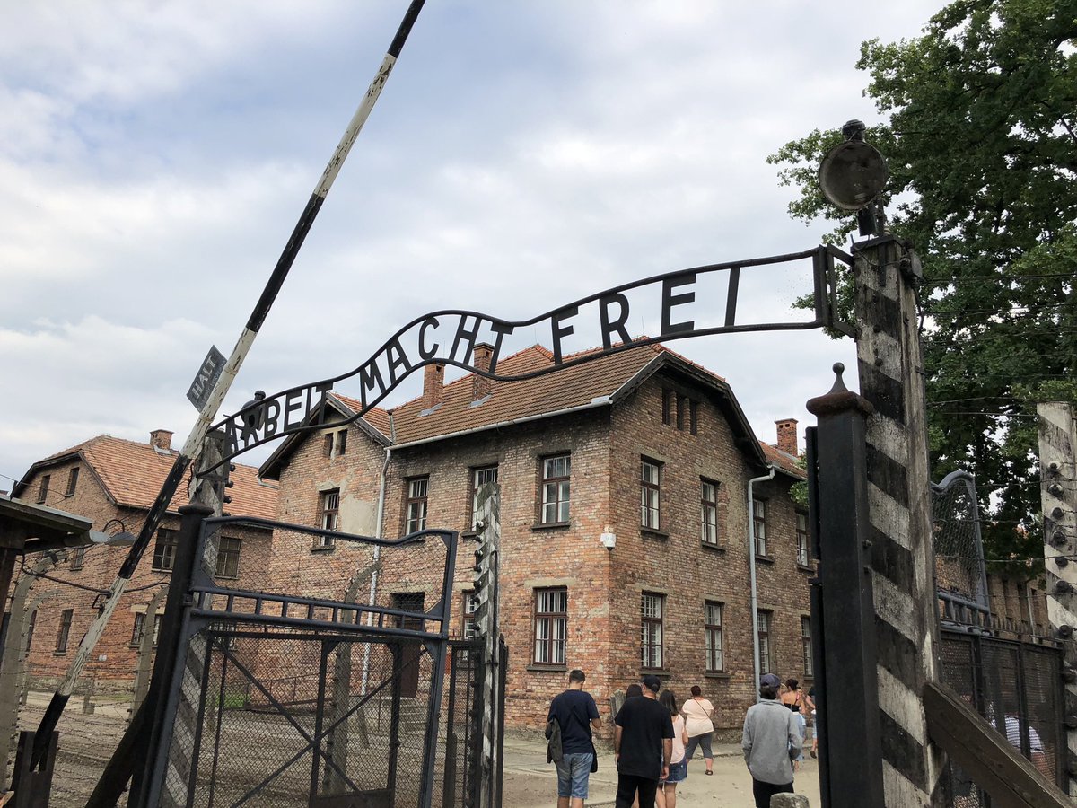 GeismarLuc's tweet photo. 80 ans de la libération #Auschwitz
#SouvenonsNous https://t.co/FzJQxjU7fY