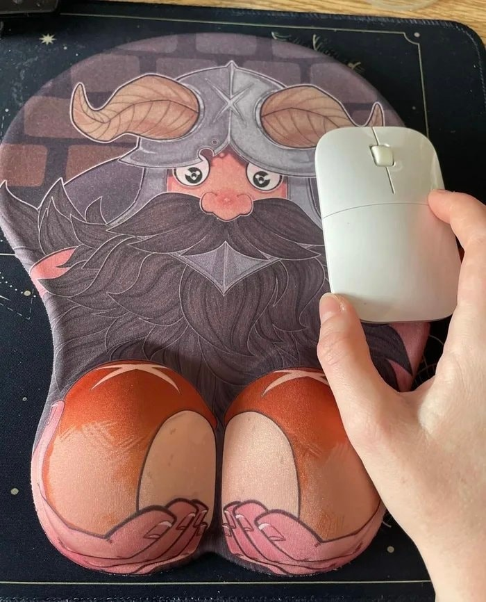 Nuevo Mousepad, super cómodo, ergonómico. 

Esos Panes con Huevos de Basilisco si se pueden ver (?). 

#dungeonmeshi