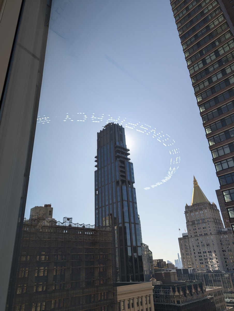 robinanil's tweet photo. What is this? #NYC #CropCircleInTheSky https://t.co/j7pBE1dtYp