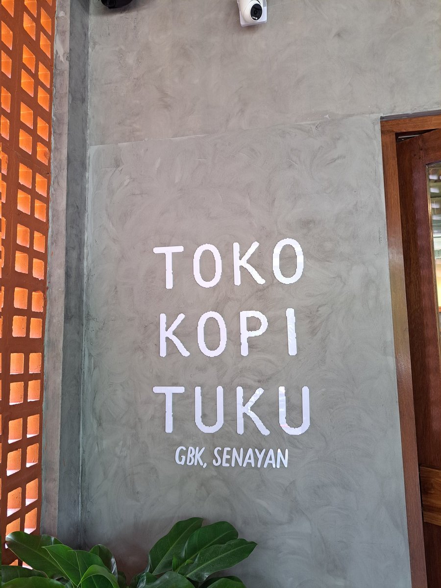 Wisnustr's tweet photo. Masa muda habis buat ngantri di Kopi Tuku GBK https://t.co/uaPzuMGPGy