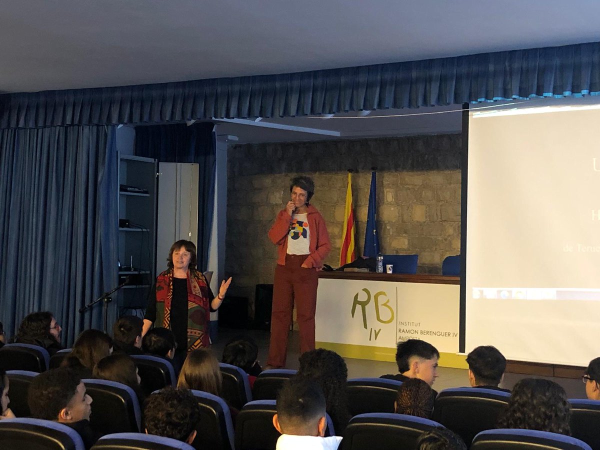 Alumnat de l'<a href="/INSRoquetes/">Institut Roquetes</a> i l'<a href="/InstitutRBIV/">Ramon Berenguer IV Amposta</a> ha assistit a les xerrades de Patrícia Buckley sobre el seu iaio, el corresponsal de guerra Henry Buckley.
Molt interessant el diàleg a partir de les fotografies que documenten el pas per diversos fronts de guerra.
<a href="/catmemoria/">Memorial Democràtic</a>