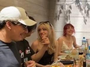 evegamesly's tweet photo. Quédate con quién te mire como Sylvee mira a Daarick 💖🙈 https://t.co/DcCglPO0MV
